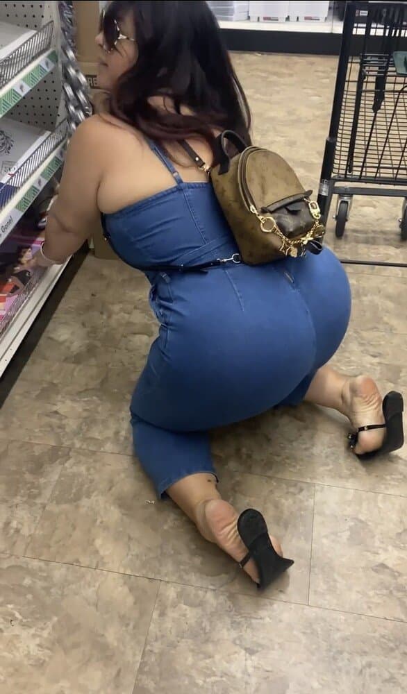 Plump Booty  Latina Milf In Dollar Tree