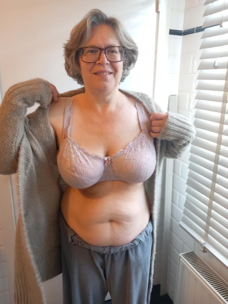 Wer will sie ficken..geile 3loch fickstute aus Belgien. Liebt Sperma und blasen ficken und fisten ❤️