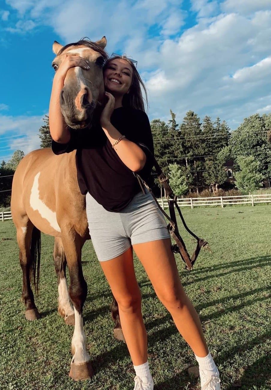 Hot cameltoe on this horse babe