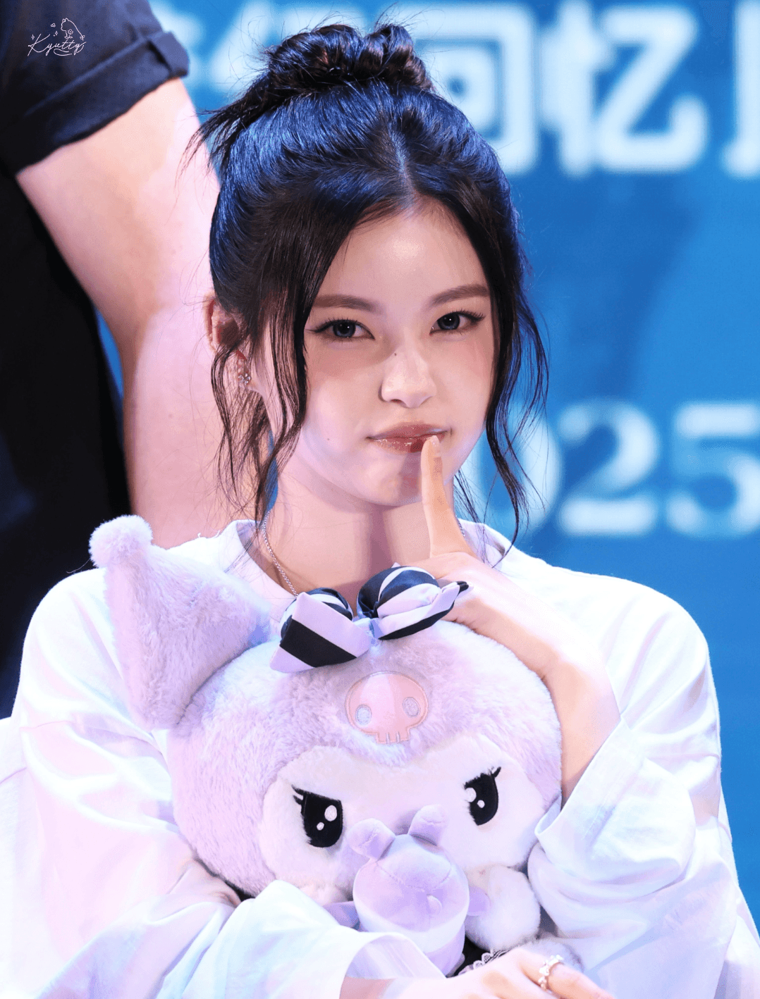 Kyujin nmixx likes her fans to treat her like a slut by filling her face with cum