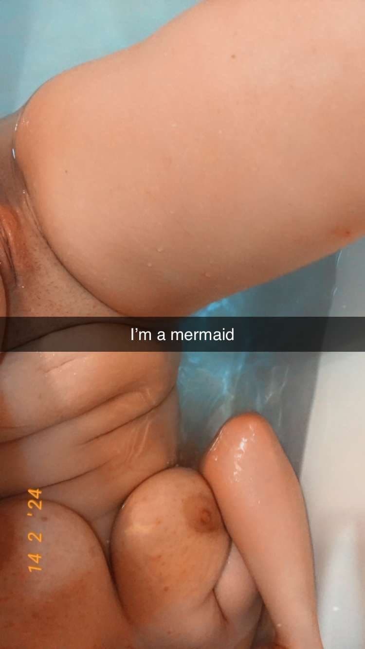 E-Girl MILF is spreading Wide and fingering deep