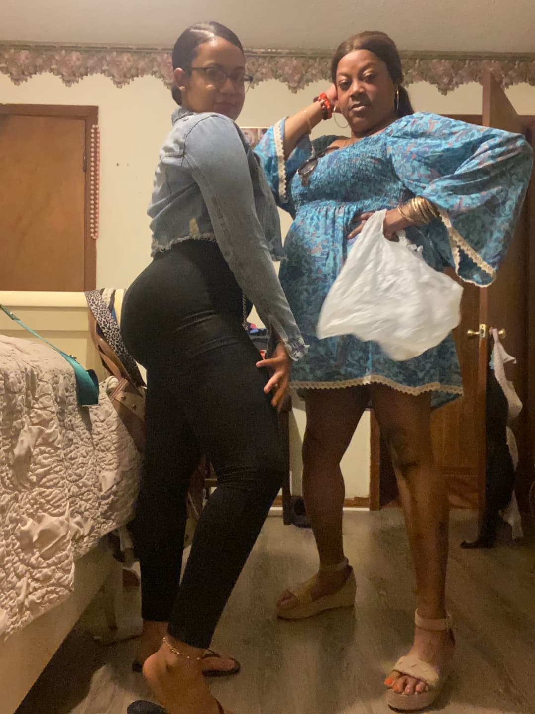 Pretty ebony big booty ghetto lightskin mom of 3 and her old ratchet auntie feet even pretty asf