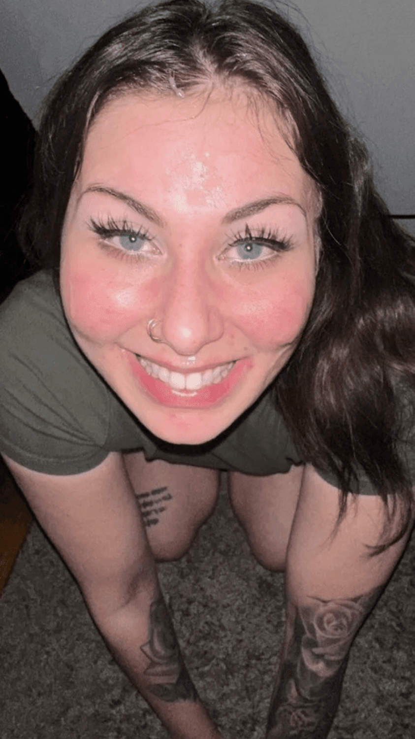 Delivery driver makes herself useful. Give her a back door delivery