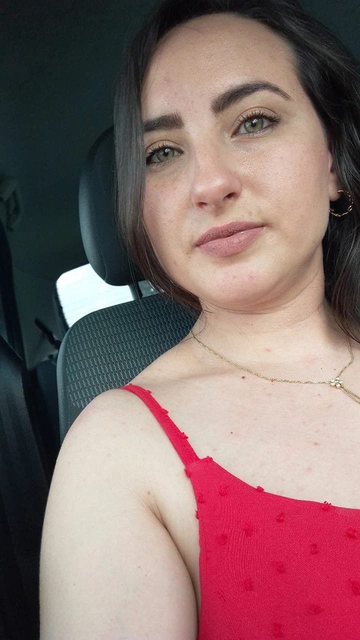 Meu alvo da vez esta me matando de tezão, tem cara de puta, vou leitar diariamente na cara dela