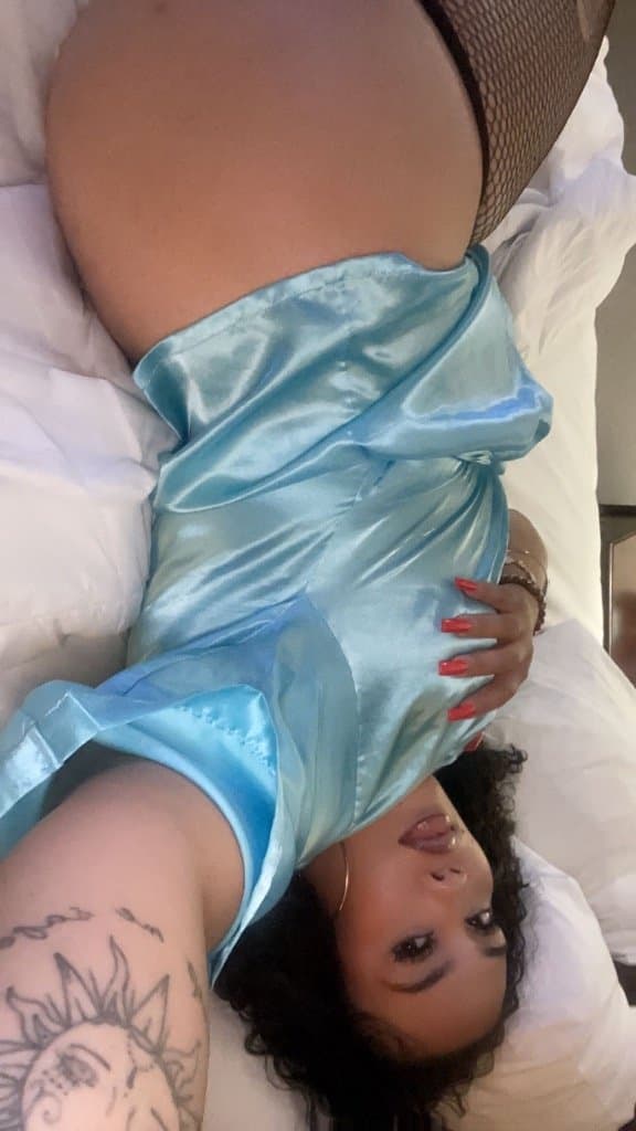 FAT BOOTY THICK ASS LATINA came in to fix her iPhone screen