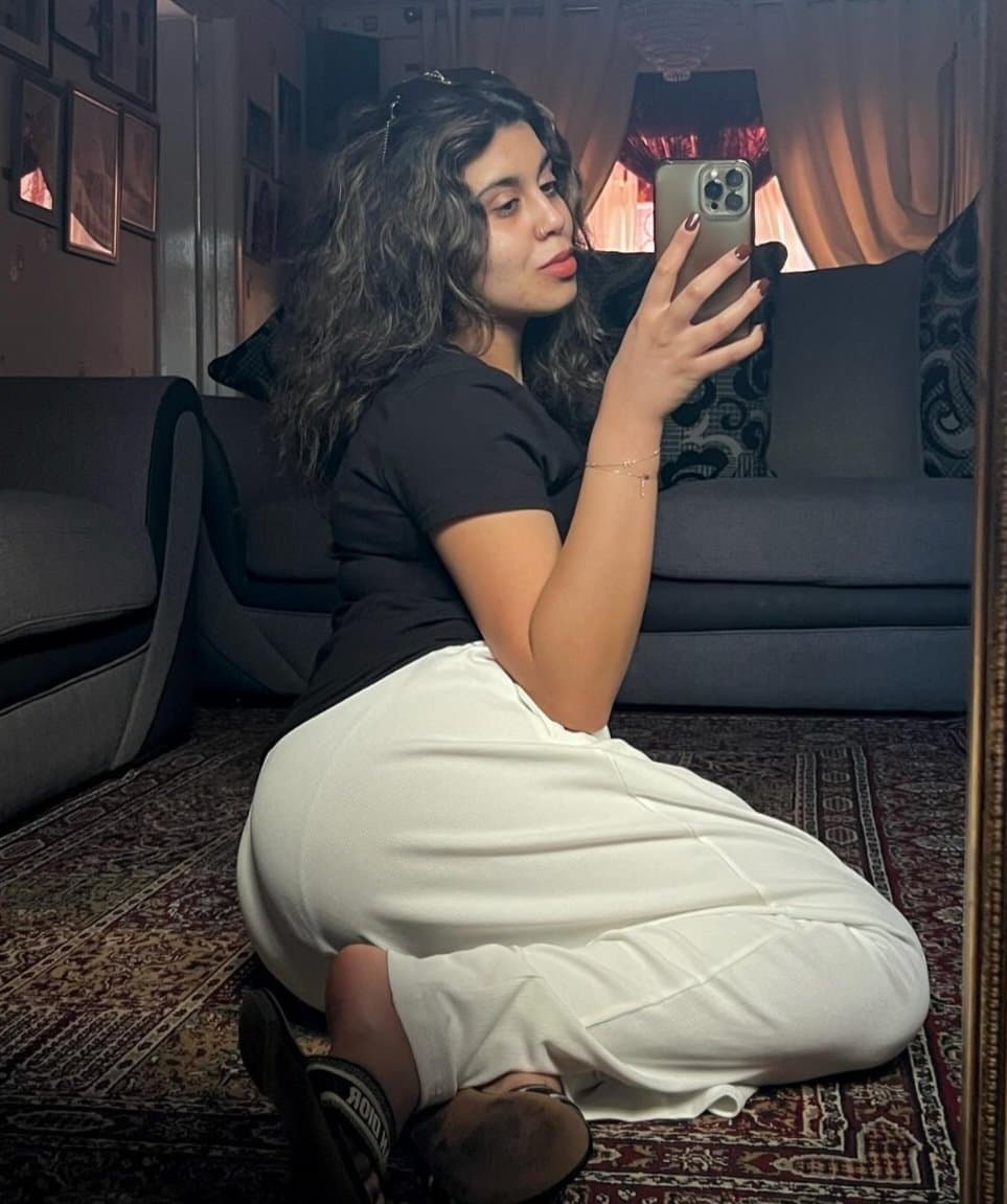 Paki babe loves it when you masterbate over her pics