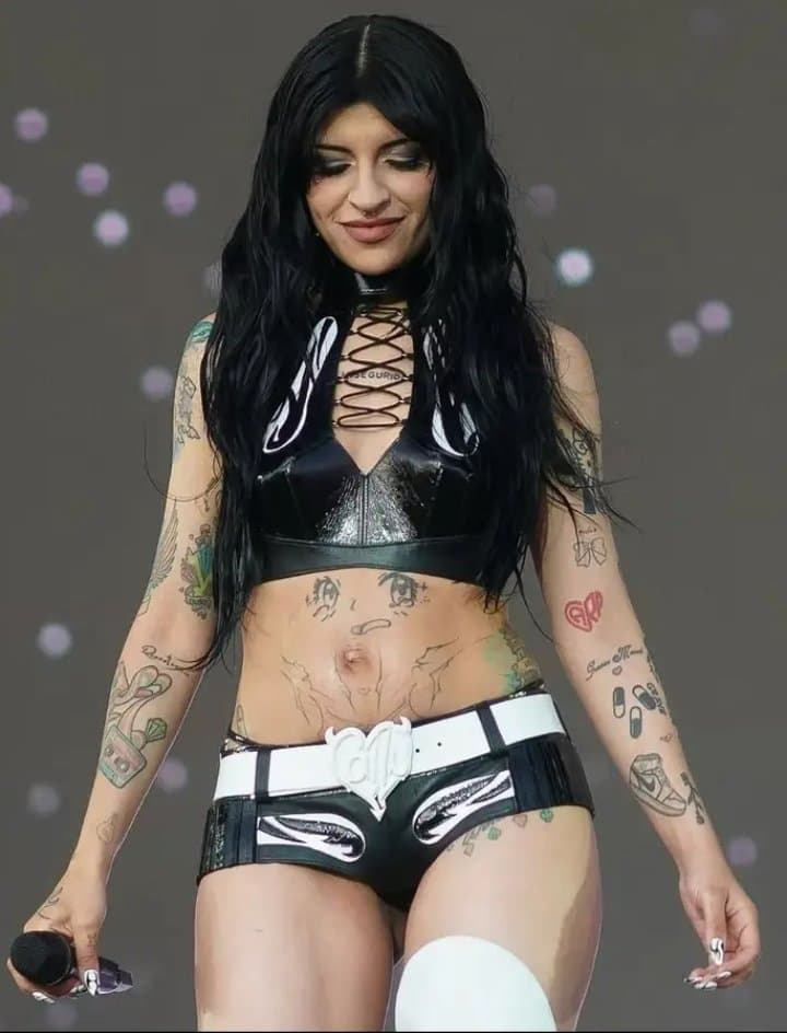 Me exita tanto ver a esa puta vestir de una manera tan vulgar