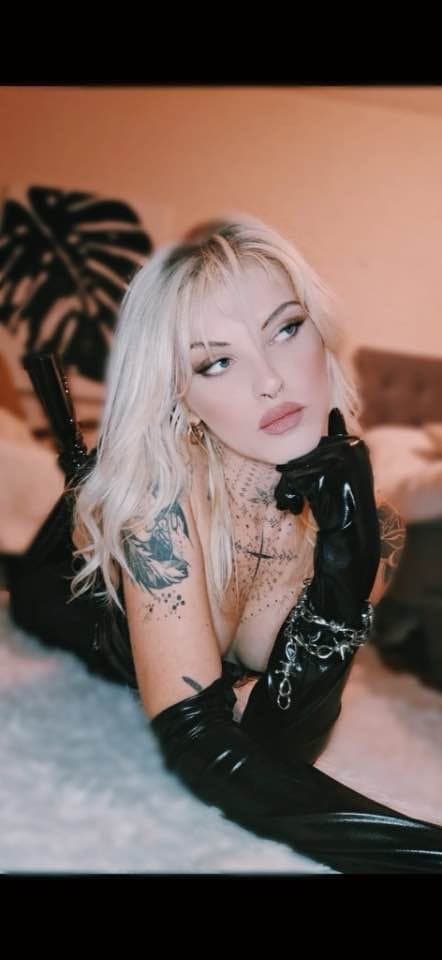 Click to view full size The bimbofication of Courtney Young. Kik: shortp9 to goon with me