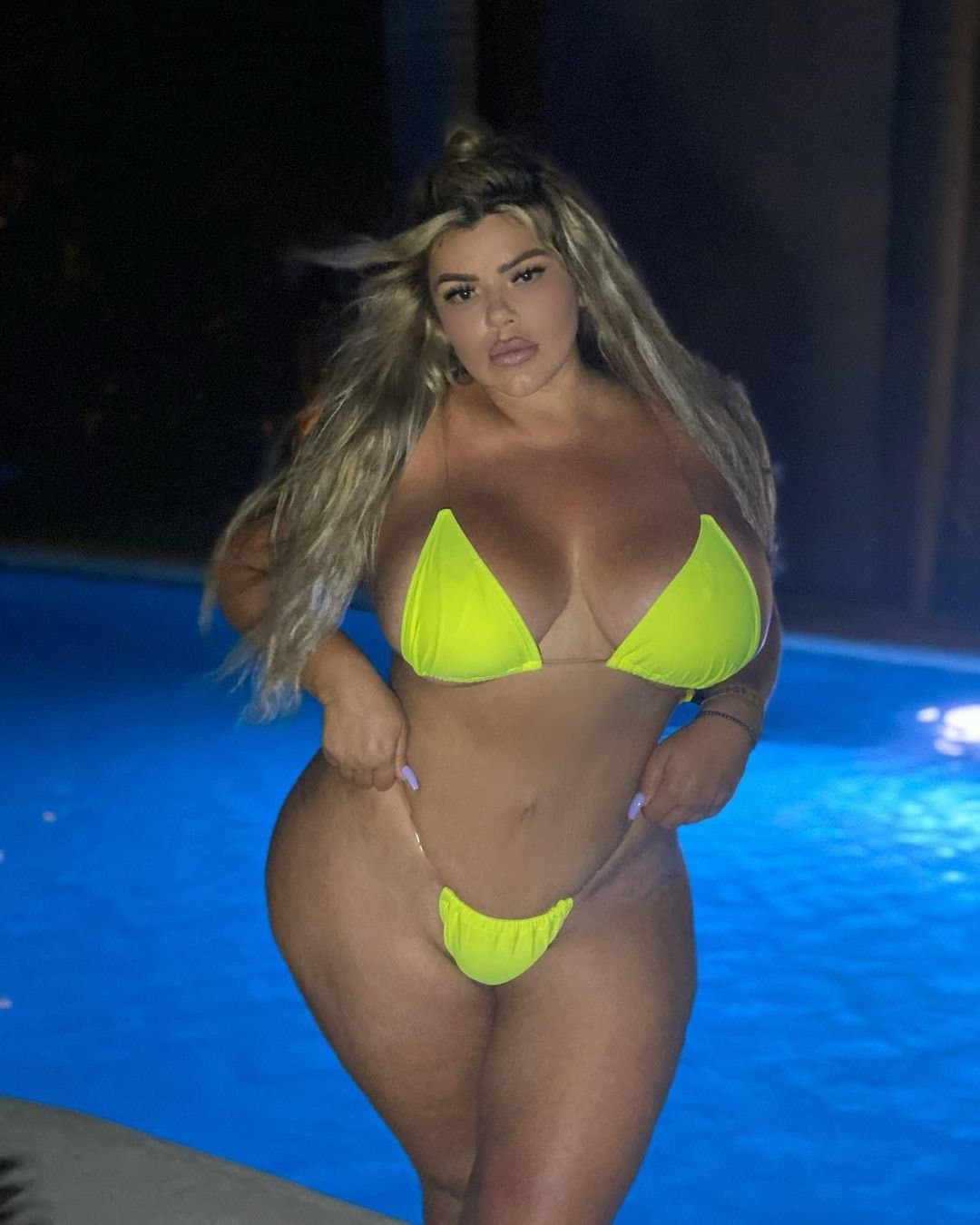 Michele Mendez Gordinha Loira Muito Gostosa