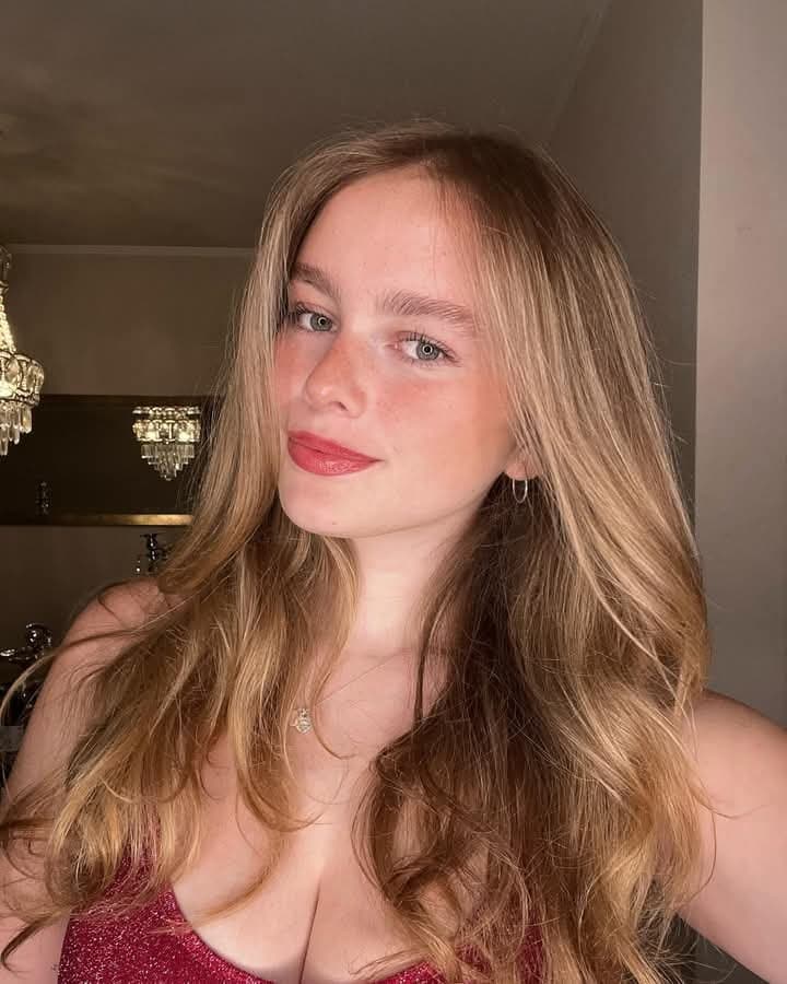 La puta tetona de Giulia, esta recien desbloqueada con 18?lista para recibir una cogida brutal