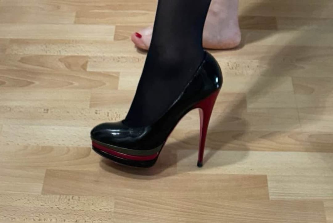 Black Nylon in sexy High Heels ??