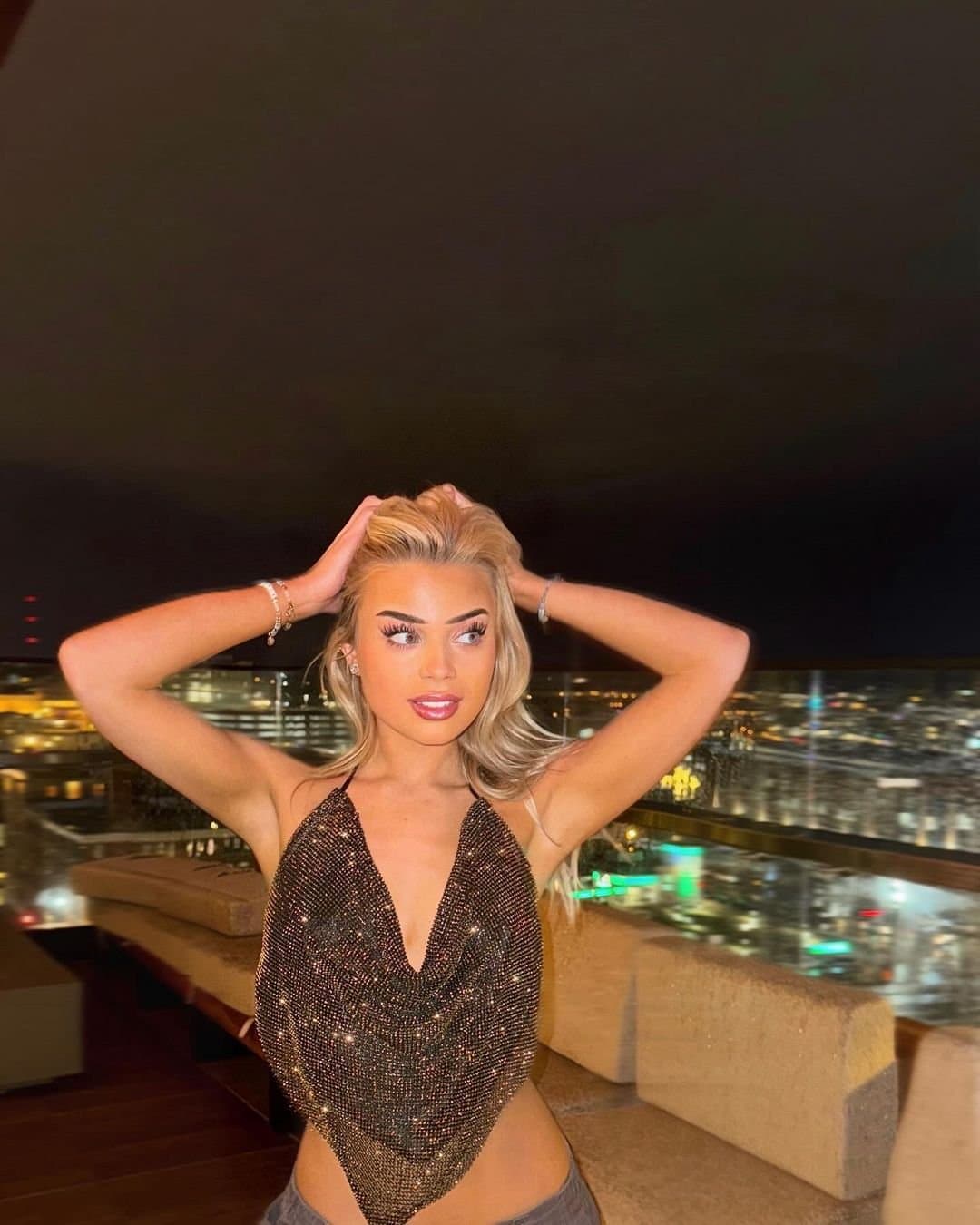 The perfect girl. hometown hottie with some hot ass nudes