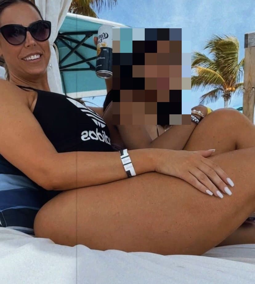 Click to view full size Texas TikTok milf Robyn Fields