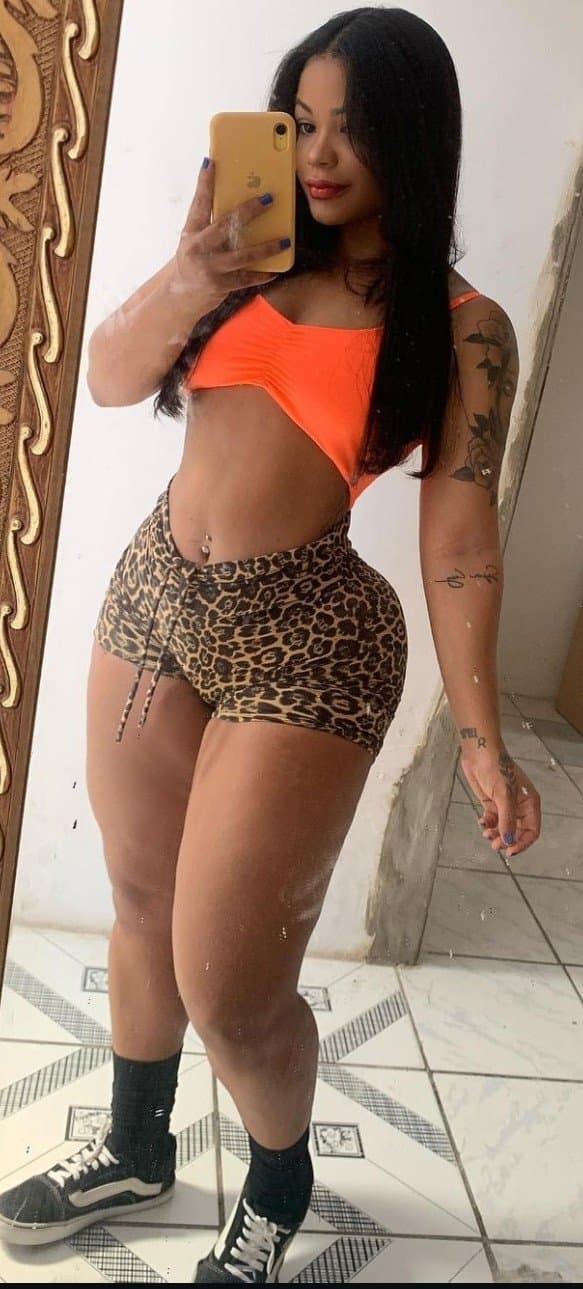 Larissa Rocha um monte de marmanjo e velho tarado de pau duro vai se masturbar pra vc sua GOSTOSA!?