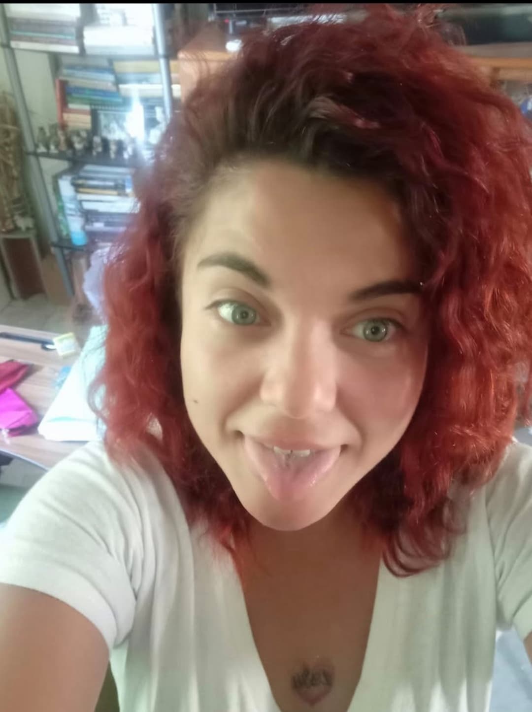 Madre ninfomana de ojos azules prefiere coger con vergon que atender a su bendi mientras chinga