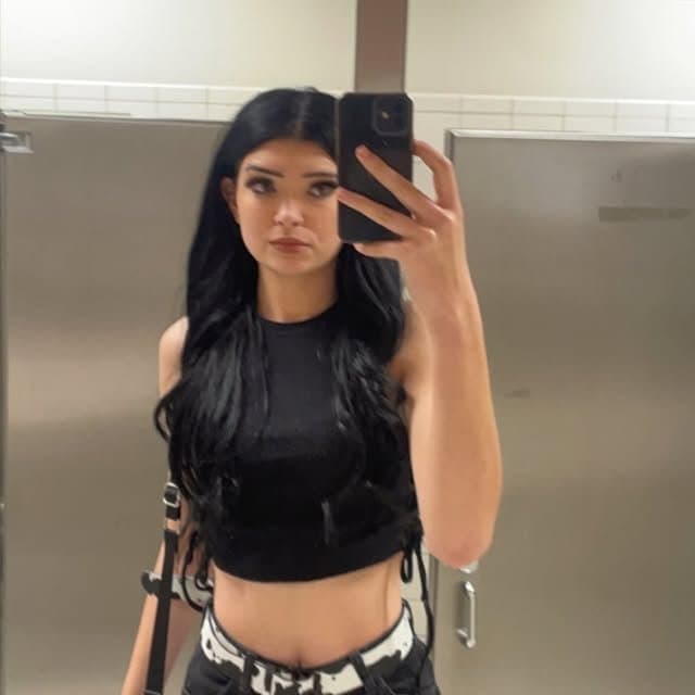 Click to view full size Naughty Webslut mom kailee shows tits