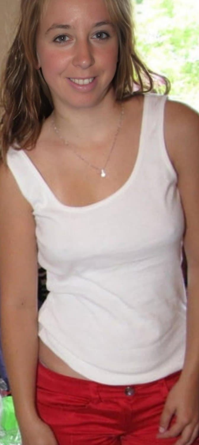 Alicia la mujer de un amigo.Encontre fotos de ella al arreglar el móvil de mi amigo