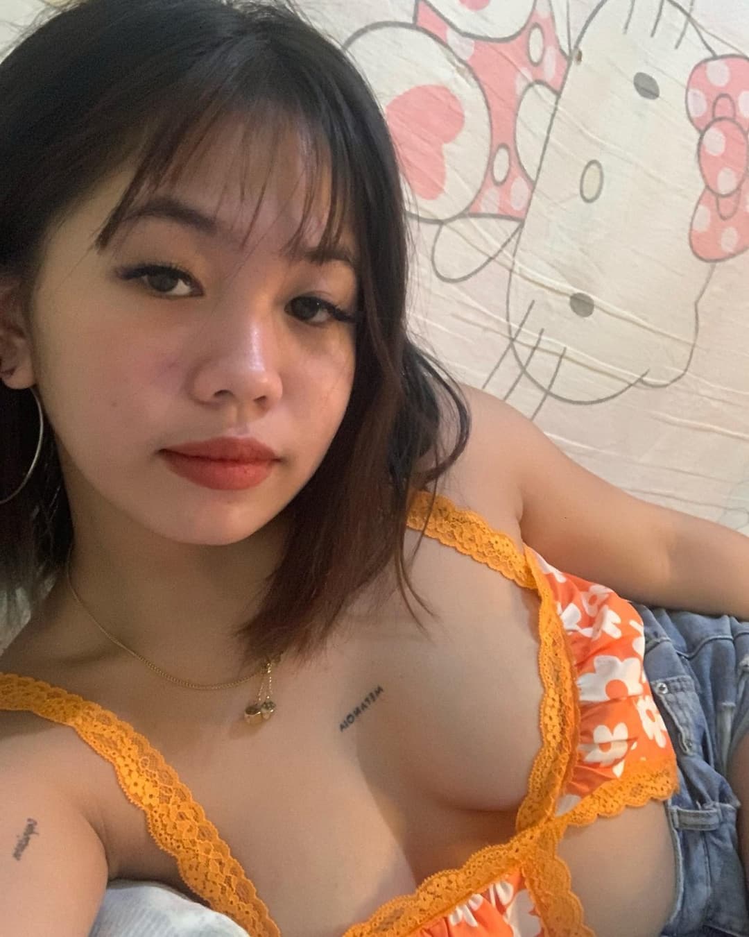 Pinay slut likes to show off her body on social media