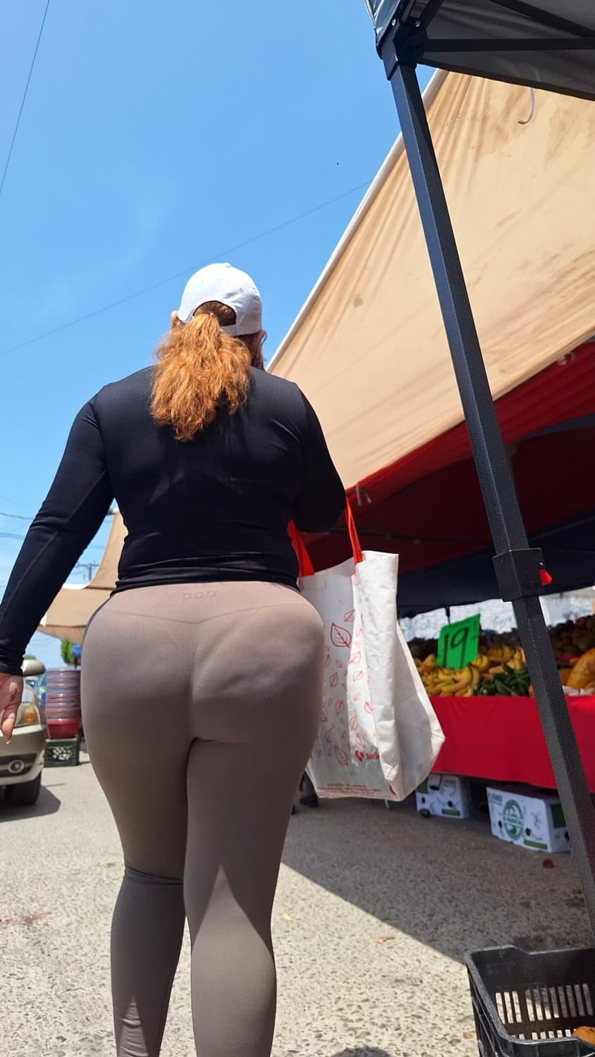 Rico culote de madura milf se le marca la tanga bien rico.