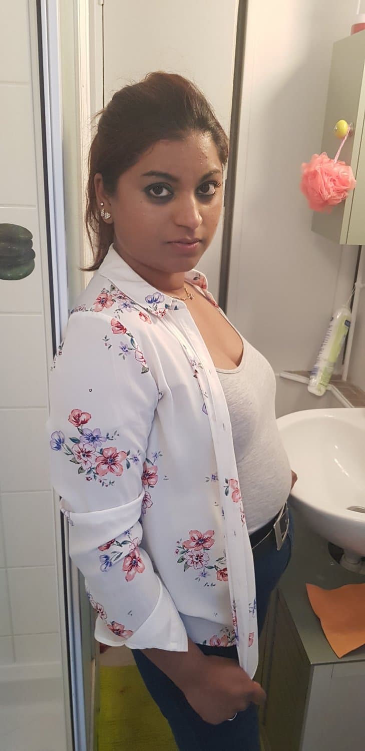 Click to view full size My hotwife in thé bathroom