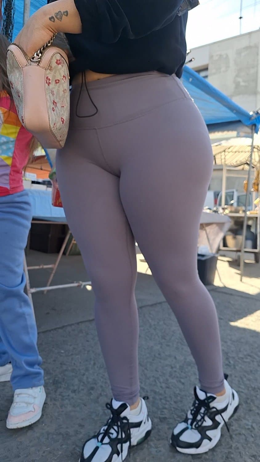 Morena en leggings tremendo culazo