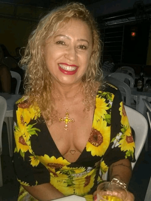 coroa rabuda tomando de quatro