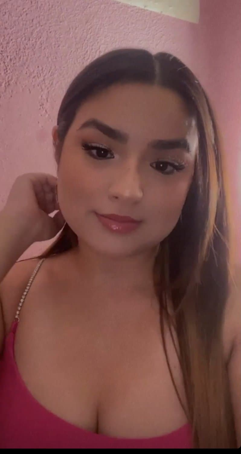 I got her sis nudes her sis got some nice tits and ass bet this bitch does too