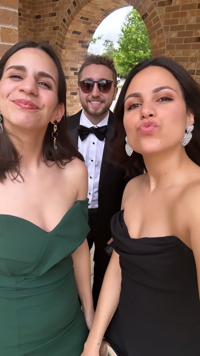 Who should get abused worst? (Green dress or black dress)