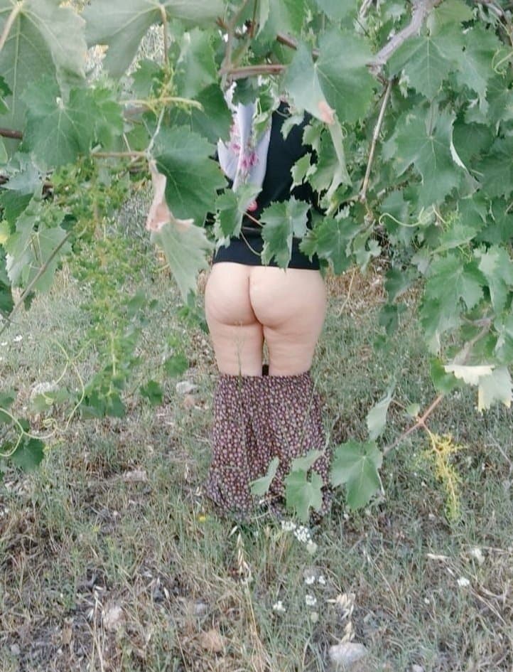 Arab milf hijab show her ass ??