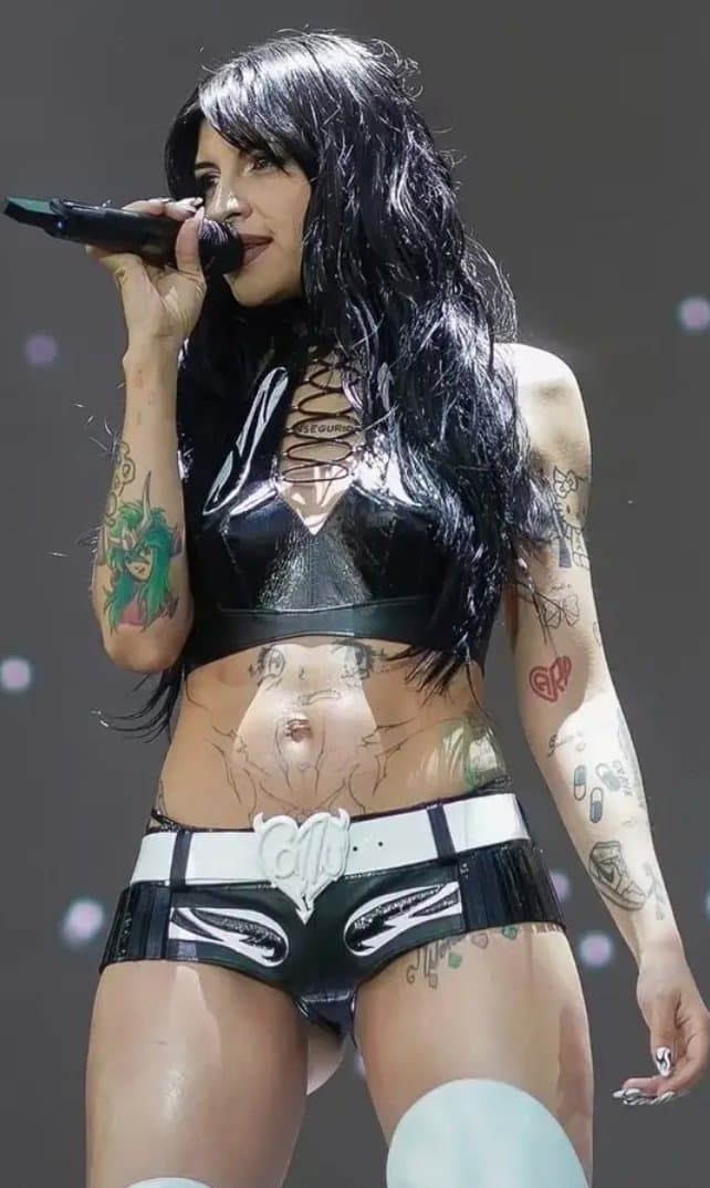 Me exita tanto ver a esa puta vestir de una manera tan vulgar