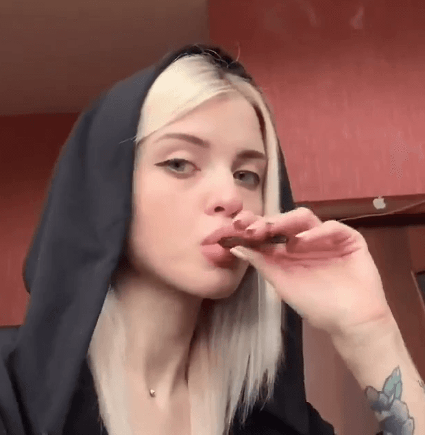 SMOKER BLOWS BIG DICK & SWALLOW