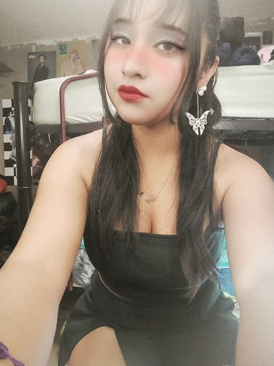 Asiática scort mexicana orinando mientras de masturba en su habitación ?