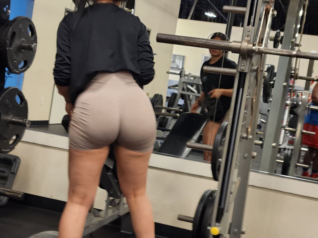 Creepshot baddie at the gym nude shorts