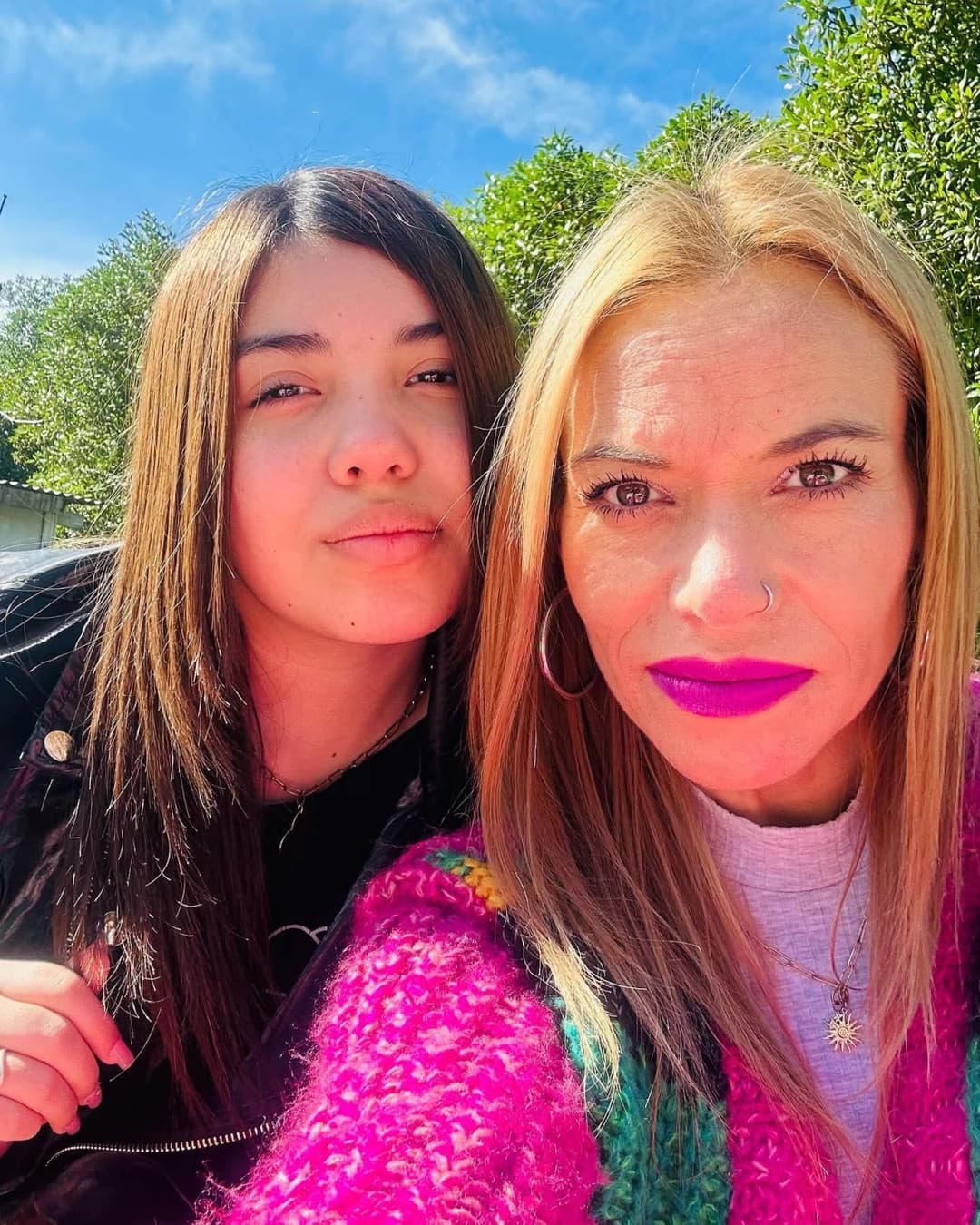 Haberme cogido a la mamá y unos años mas tarde a su hija fue excitante, las dos la chupan delicioso