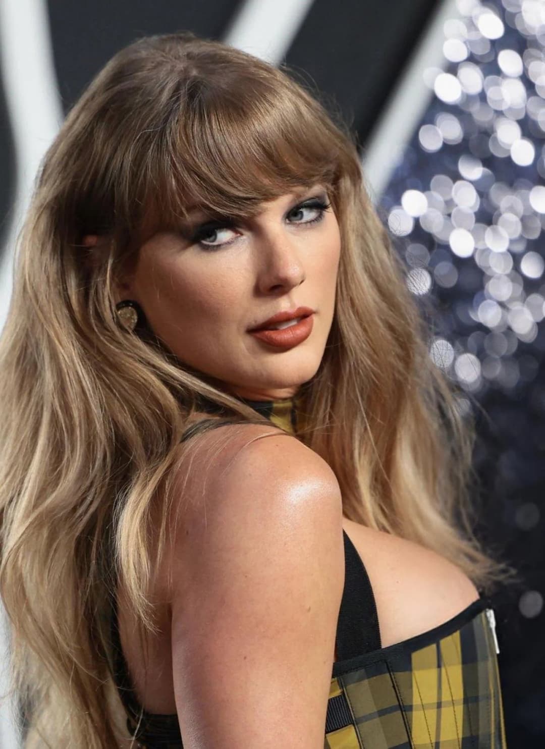 I cant stop edging to taylor swift she is so perfect love to have a taylor goonbud dm me