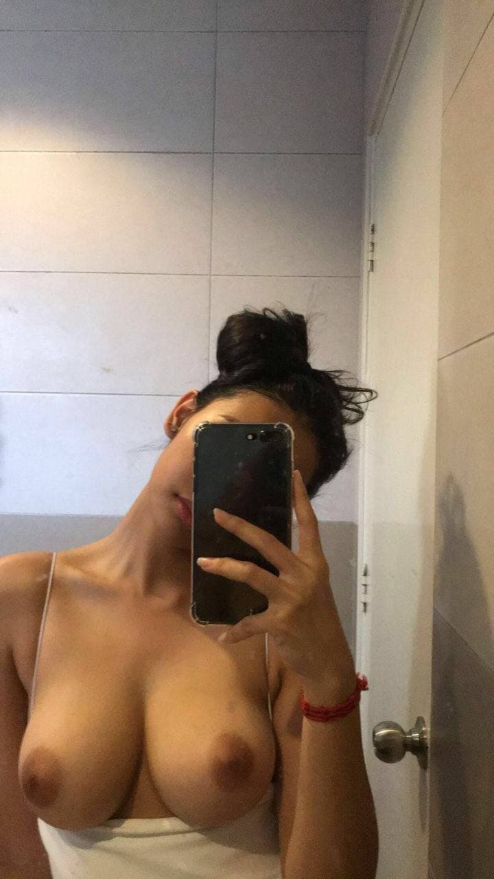 Desi South Indian Rich Very Beautiful Cute Instagram Influencer Homemade Full Nude Show Selfie