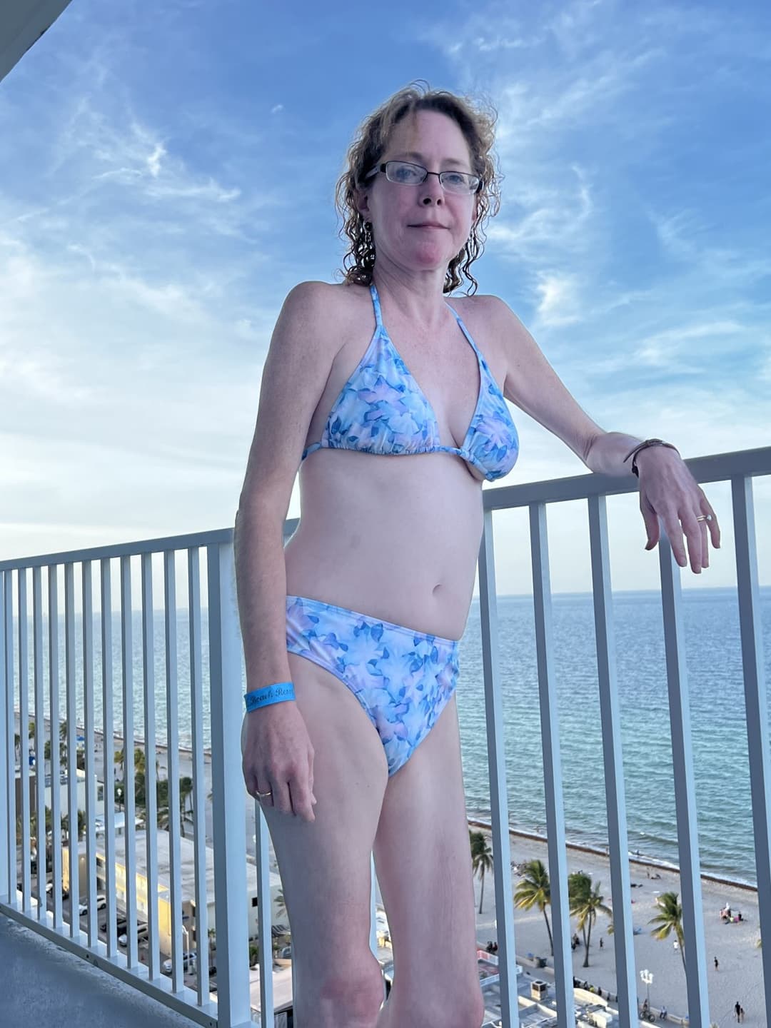 Click to view full size Red Head slut Amanda on Vacation