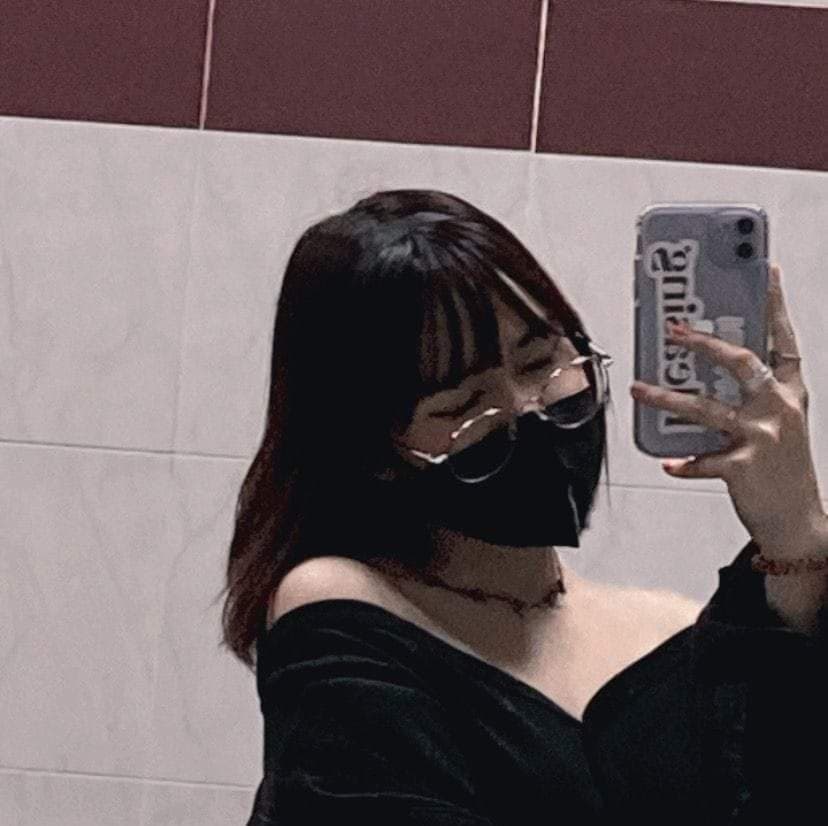 Egirl shows her tits