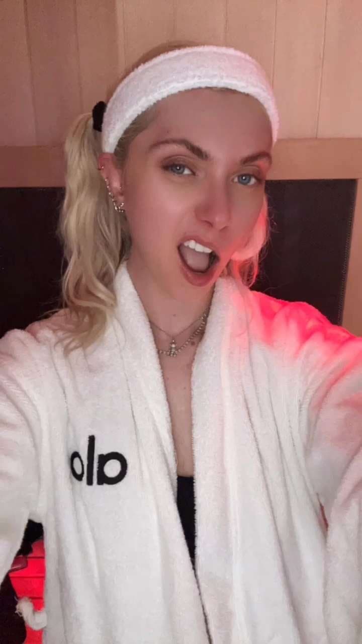 Taylor Momsen Sauna selfies