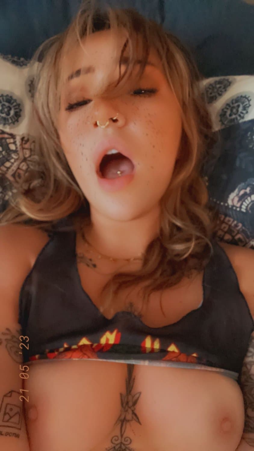 Young hipster slut plays with her pussy like daddy told her to