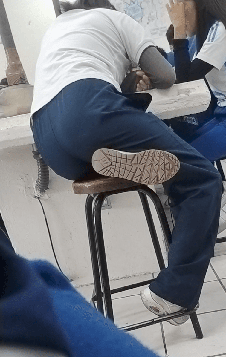 Espió hermosos culos grandotes de estudiantes qlonas que se les marca las nalgas ?