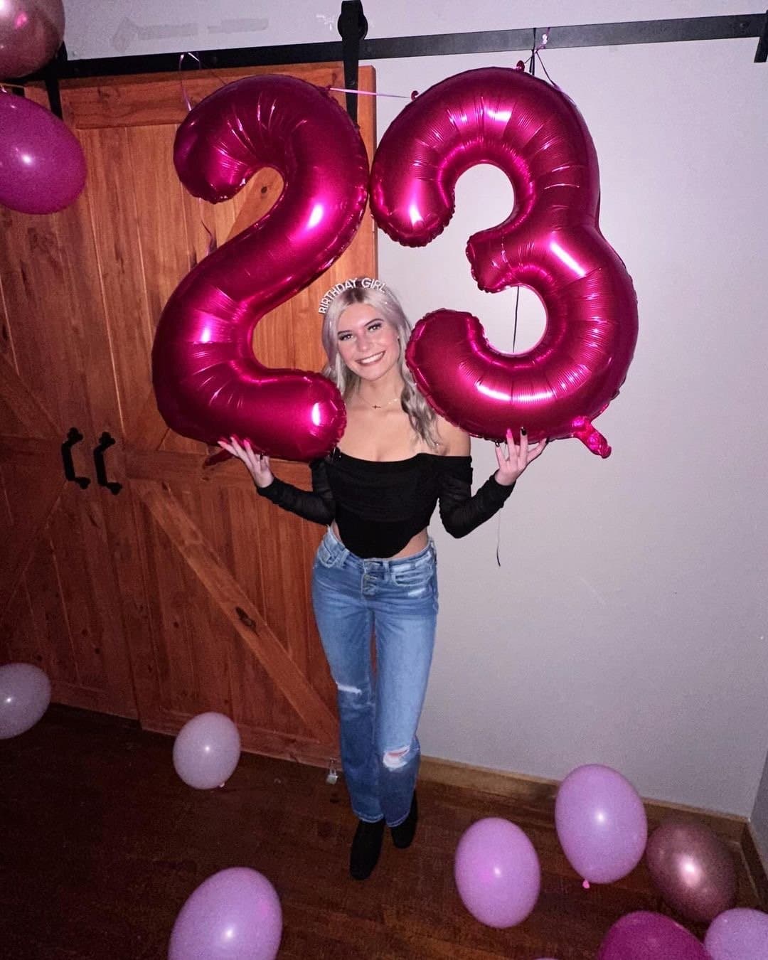 Linz is such a little hoe shaking that booty