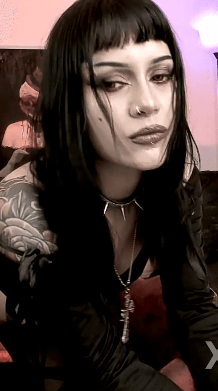 Petite Latina metalhead