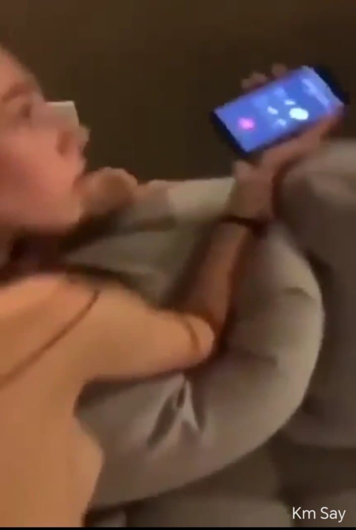 Esposa zorr4 infiel, contesta llamada mientras la están cul34ndo agunanta su gemido, d perr4 cock