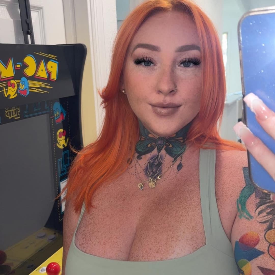 Click to view full size White freckled whore pussy play ?