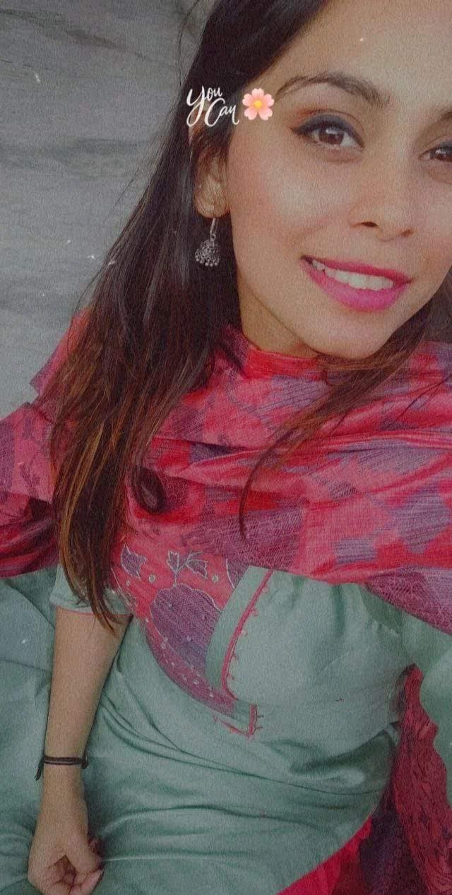 Beautiful punjabi girlfriend seducing her boyfriend with her naughty pictures and mms