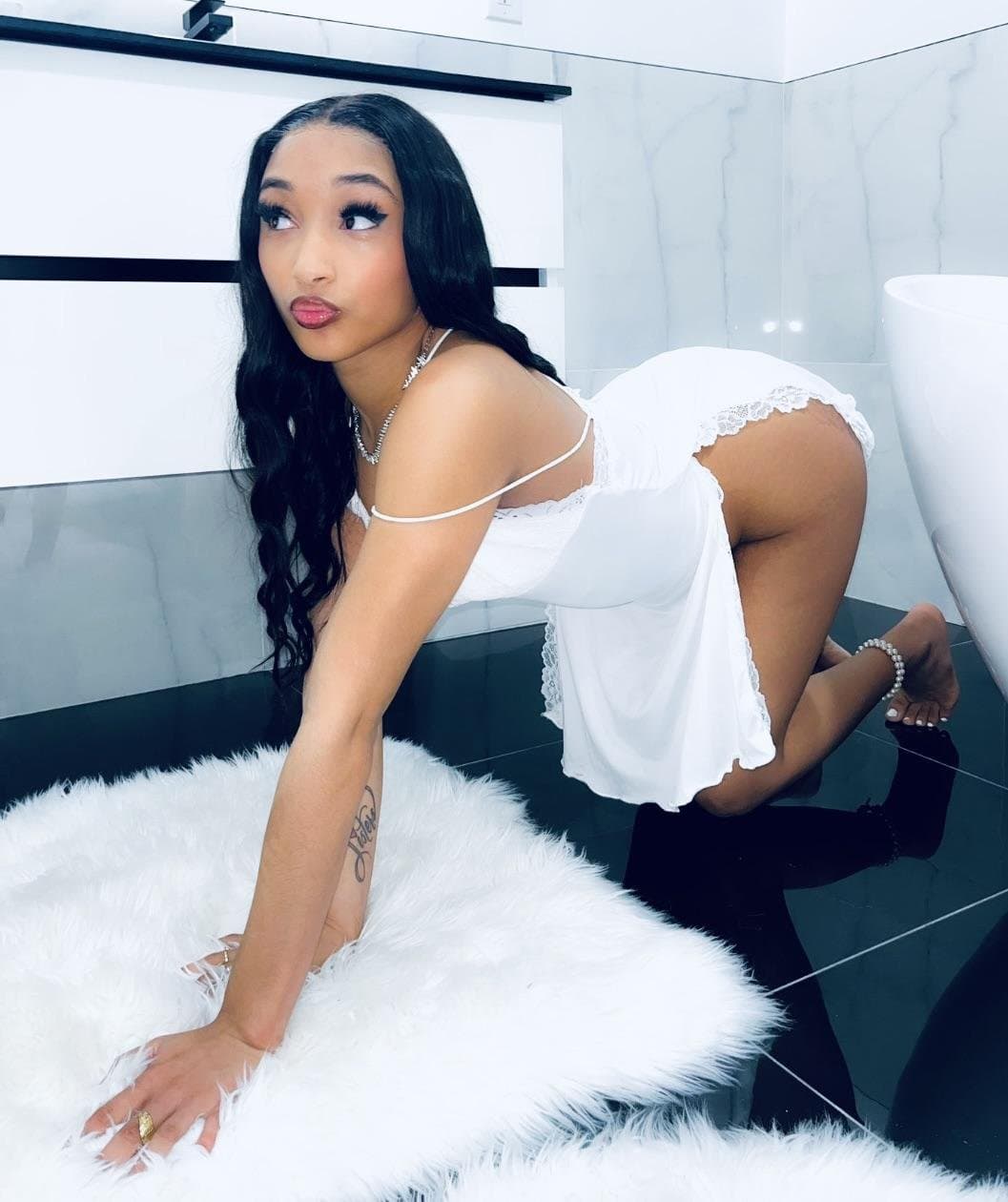 ?? She so damn sexy!!!