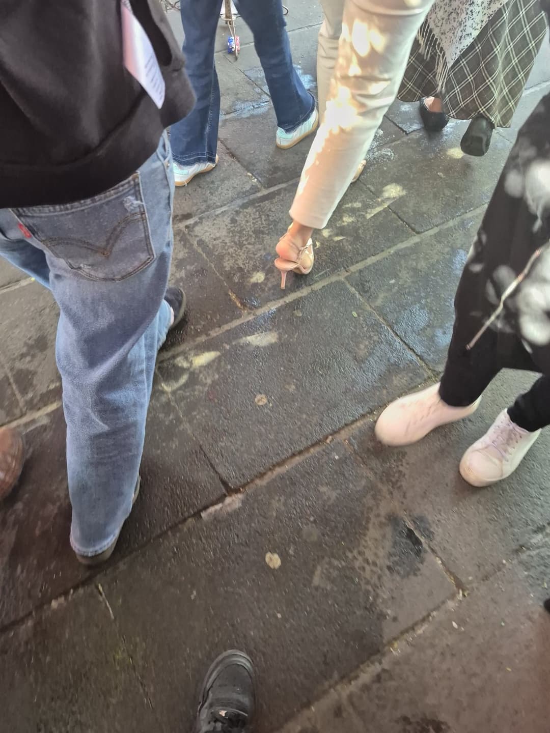 Click to view full size Ricos pies en la calle, strip y de mas