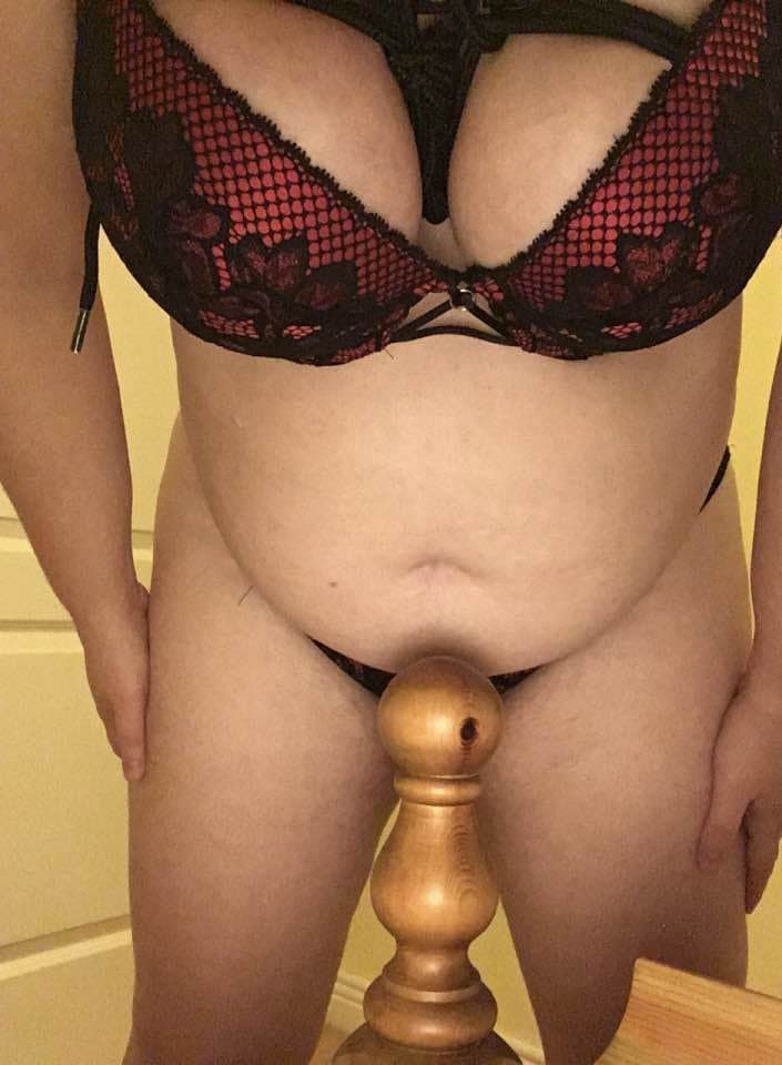 Lonely piggy fucks bedpost