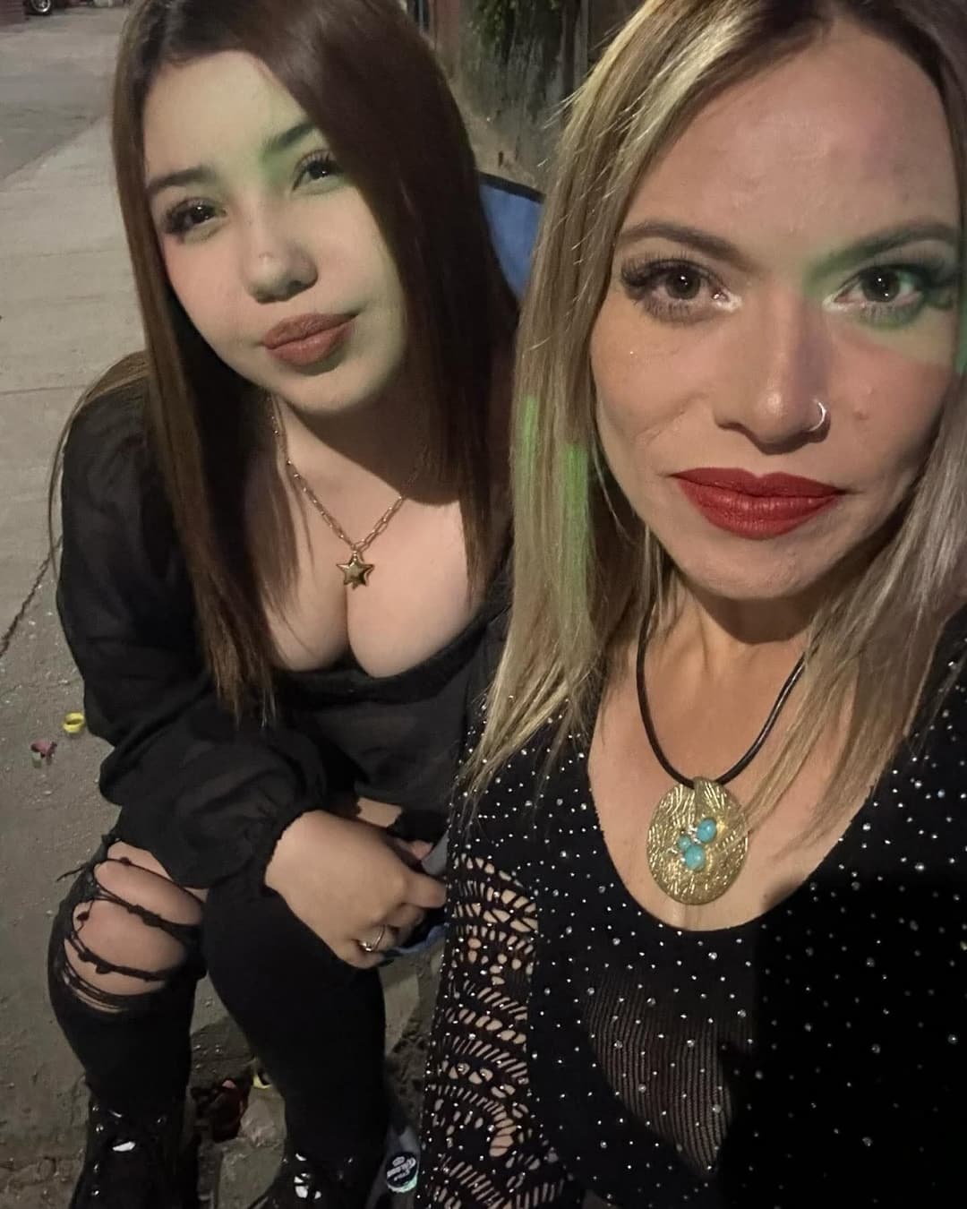 Haberme cogido a la mamá y unos años mas tarde a su hija fue excitante, las dos la chupan delicioso